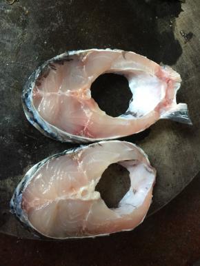 然后将鱼肉放在砧板上风干