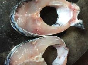 然后将鱼肉放在砧板上风干