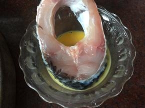 然后将干爽的草鱼肉放入蛋液中滚一滚