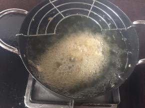 然后放入油锅里炸15分钟