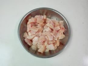 鸡脯肉切掉上面油脂切小块