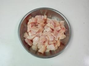 鸡脯肉切掉上面油脂切小块