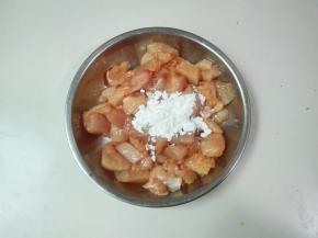 放一勺玉米淀粉用手抓匀