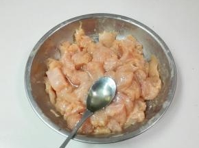 淋一勺食用油腌制十五分钟