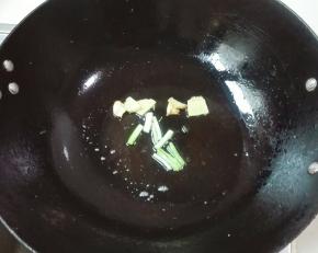 热锅凉油放姜片葱白下锅煸香