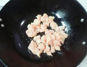 放腌制好的鸡丁下锅