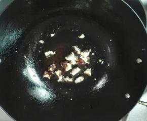锅里余油放泡好的香菇下锅煎香