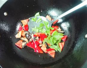 放青椒下锅翻炒几下