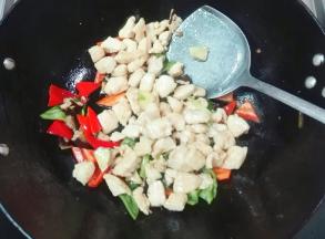放炒好的鸡丁
