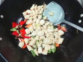 放炒好的鸡丁