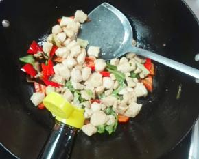 放少许生抽翻炒均匀