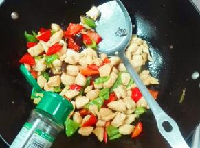 放少许椒盐炒匀