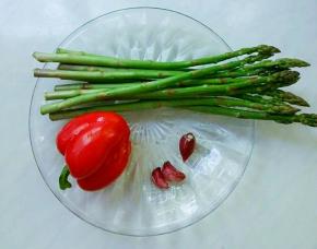 准备芦笋、红彩椒、大蒜。