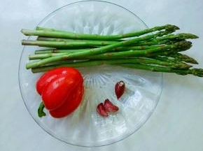 准备芦笋、红彩椒、大蒜。