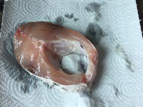 草鱼肉洗净后用厨房纸吸干水分