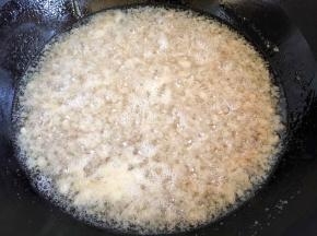 猪肥肉搅碎后放入锅中，用小火慢慢熬出油，油渣沥出油备用