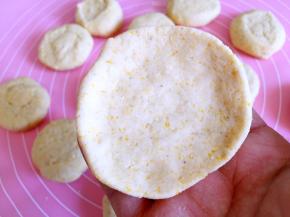 用手压扁，中间厚一些，边缘薄一些