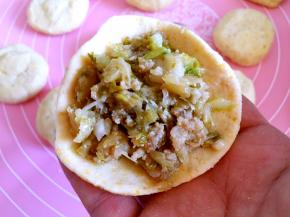 面皮放上酸菜馅