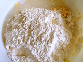 放入面粉、酵母、温水