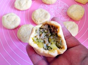 用手慢慢将面皮收拢