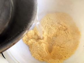 玉米面用开水烫一下，用筷子搅拌均匀，晾温