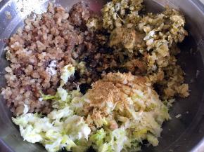 酸菜、油渣，大葱碎和花椒粉、玉米油、酱油、盐放盆中