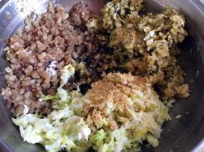 酸菜、油渣，大葱碎和花椒粉、玉米油、酱油、盐放盆中