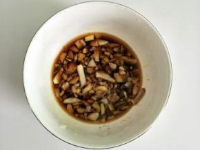 生姜、蒜头切碎，加酱油、白糖、黑胡椒粉、五香粉、料酒、食用油拌匀
