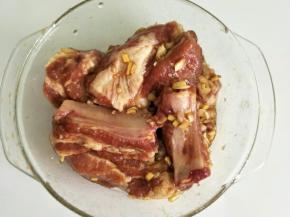 倒入排骨里面，抓匀腌制一夜
