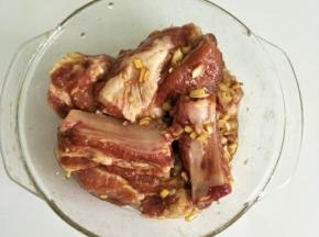 倒入排骨里面，抓匀腌制一夜