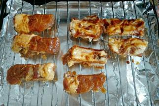 腌制好的排骨摆在烤架上，两面刷上烧烤酱，入烤箱200度烤20分钟