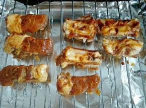 腌制好的排骨摆在烤架上，两面刷上烧烤酱，入烤箱200度烤20分钟