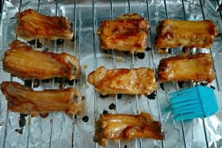 两面刷上蜂蜜水，翻面再烤20分钟