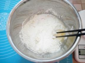 主料面团的配方按照先液体后干性材料一起放入盆里，注意盐要单独放一个角落，不能和酵母直接接触，以免酵母失去活性。