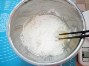 主料面团的配方按照先液体后干性材料一起放入盆里，注意盐要单独放一个角落，不能和酵母直接接触，以免酵母失去活性。