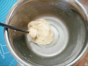 用筷子搅拌成团