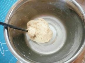 用筷子搅拌成团