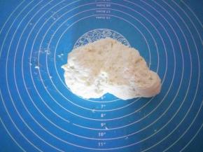 放案板或揉面垫上开始揉面（手工揉面可以百度搜揉面视频）