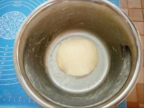 揉圆放盆里盖保鲜膜发酵