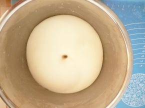 面团发酵至2-2.5倍大，用手指沾干粉，在面团中戳一个洞，洞口不回缩，不塌陷，证明已经发酵完成