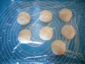 将面团取出，排气，分割成七等份，揉圆，盖保鲜膜松弛20分钟