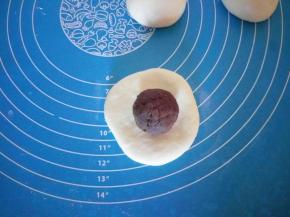 20分钟后把面团擀开翻面，放上豆沙馅，或者自己喜欢的馅料