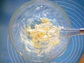 二发的时间来做墨西哥酱，黄油加糖粉搅拌均匀