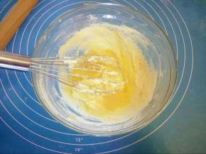 分次加入全蛋液，每加一次都要搅拌均匀后再加下一次