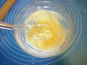 分次加入全蛋液，每加一次都要搅拌均匀后再加下一次