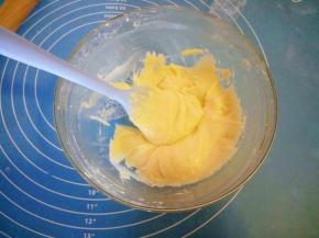 筛入低筋粉搅拌至看不到干粉，墨西哥酱就做好了，把酱装入裱花袋备用