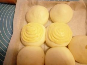 面团发酵至2倍大取出，同时预热烤箱180度10分钟，然后把墨西哥酱挤在面包表面，不需要挤满面包表面，烤的时候酱会流下来