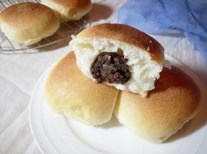 放入烤箱中层180度20分钟，（温度和时间请根据自家烤箱设定）面包烤好取出立刻放网架上晾凉，因为没有纸托，所以不圆，不过口感还是蛮好的