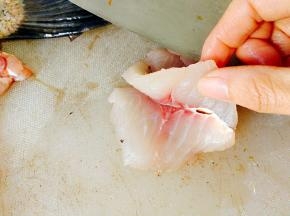 草鱼1条，去除鱼鳞 ，捞出内脏，鱼泡不要扔哦，去头切半，剃鱼骨，将鱼片削薄片，