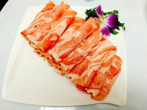 羊肉卷，羊肉性温，冬季常吃羊肉，不仅可以增加人体热量，抵御寒冷，还能增加消化酶，保护胃壁，修复胃粘膜，帮助脾胃消化